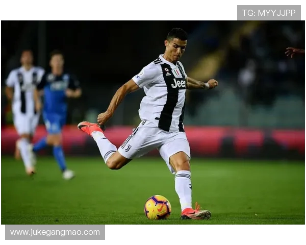 C罗与克鲁伊夫的传奇对决：谁是足球历史上的真正巨星